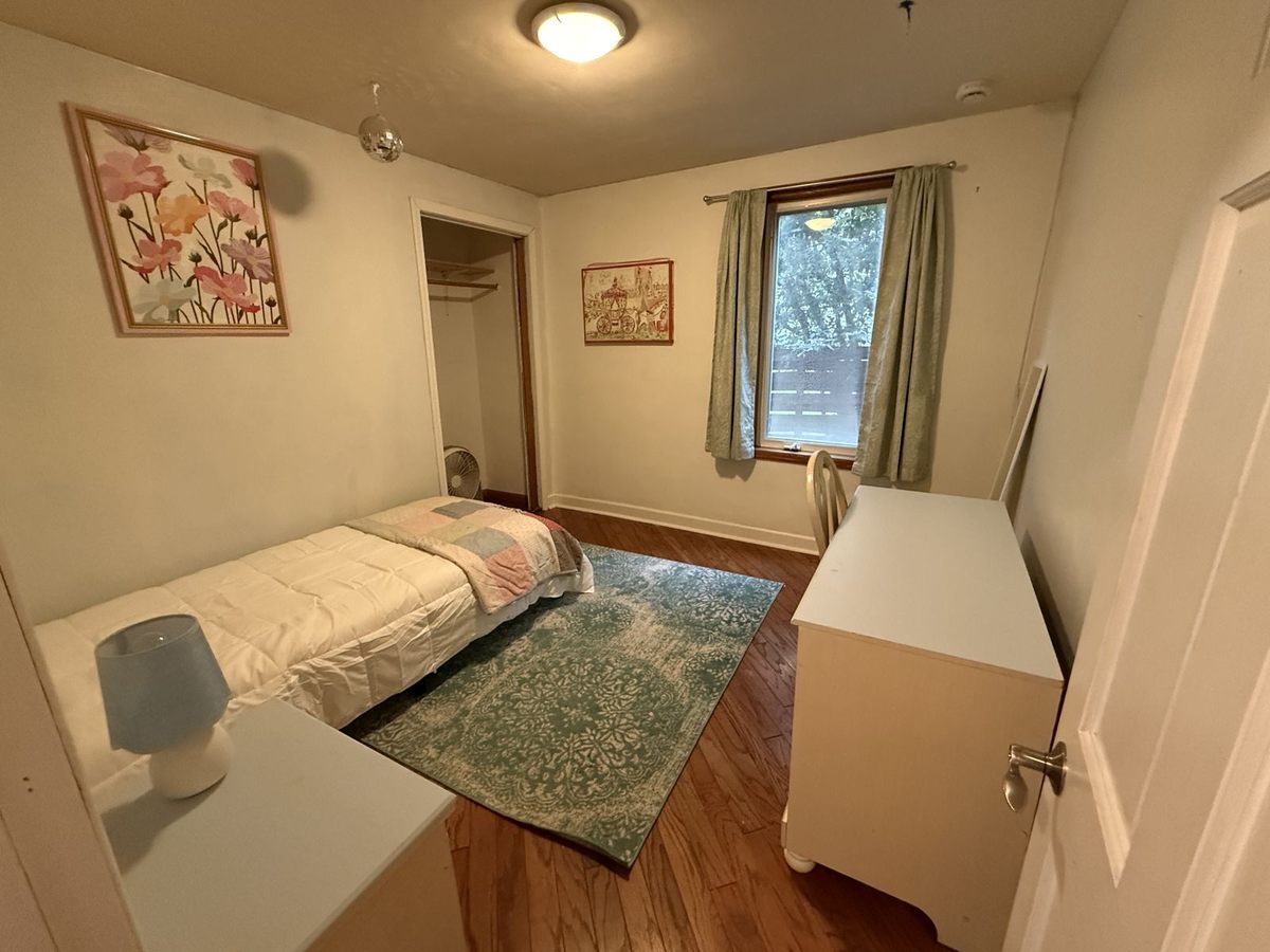 Cozy main-floor bedroom with single bed